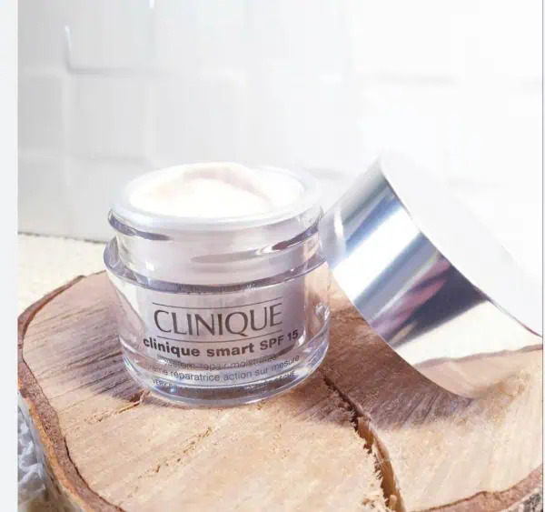 کرم روز آبرسان ترمیم کننده و ضد چروک اسمارت کلینیک حاوى spf15 - تصویر 2